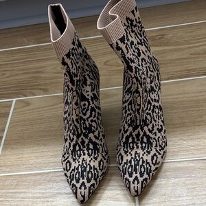 Vince Camuto - Stylish Leopard Print Ankle Boots